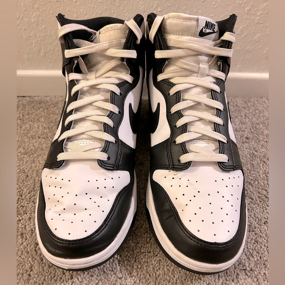 Nike Retro Dunk Highs
Men’s size 10
Used (in good condition)
Black and White